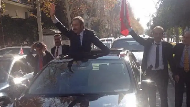 Şoförü İdris Bal'ı belinde silahla destekledi