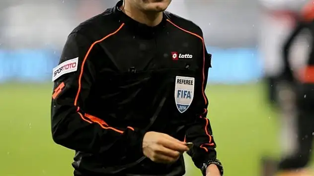 Hakem futbolcuyu hastanelik etti