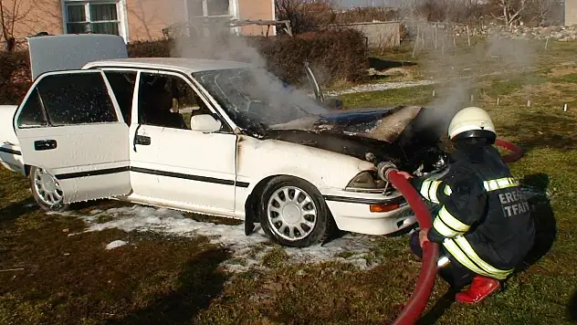 Park halindeki otomobil yandı