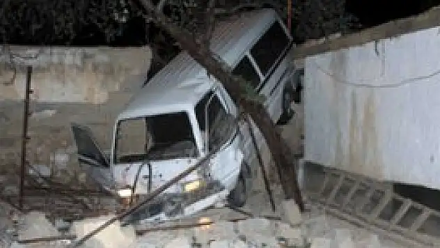 Minibüs evin bahçesine daldı