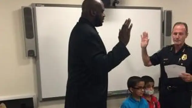 Ünlü basketbolcu polisliğe soyundu