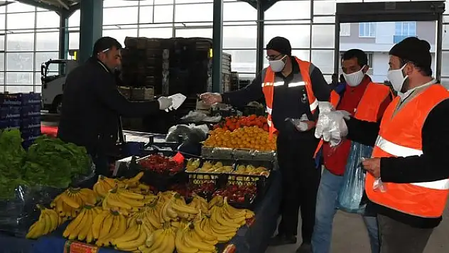 Akşehir'de maske ve eldiven dağıtımı