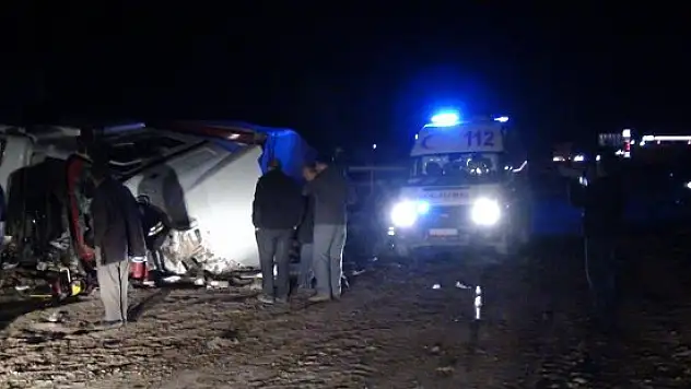 Konya'da tır devrildi: 2 yaralı