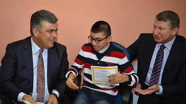 Evde eğitim alan Furkan'ın karne sevinci