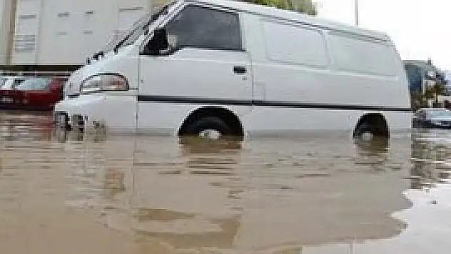 Antalya'yı sel vurdu