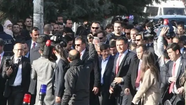 Başbakan Davutoğlu el öpüp simit dağıttı