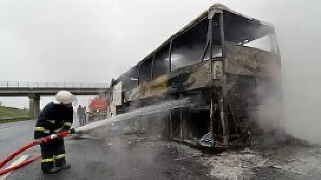 Seyir halindeki yolcu otobüsü alevler içinde kaldı