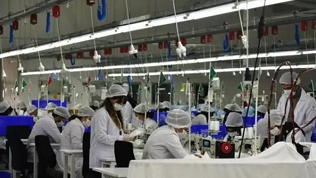 Ağrılı kadınlar Tekstilkent'te maske üretiyor