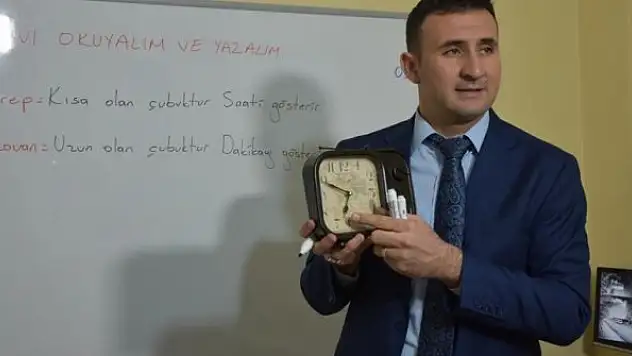 Evinin bir odasını sınıfa çeviren öğretmen öğrencilerine online ders anlatıyor