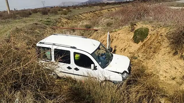 Konya'da hafif ticari araç şarampole devrildi: 4 yaralı
