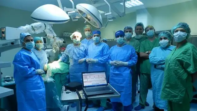 21 aylık bebeğe biyonik kulak