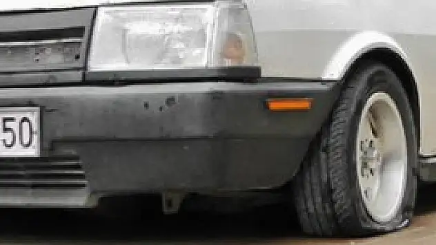 Otomobilin tüm lastiklerini kestiler