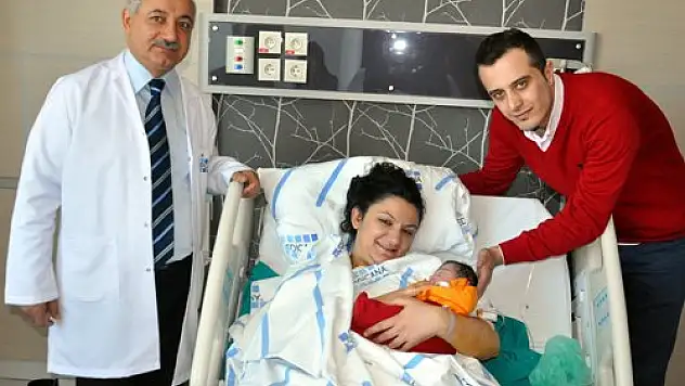 Bebeğine ilk o dokundu