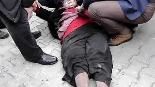 Geri manevra yapan kamyonet yayaya çarptı!