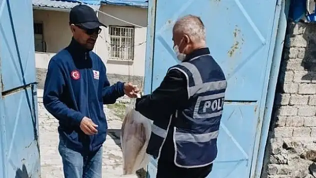 Konya polisi ihtiyaç sahiplerinin yanında