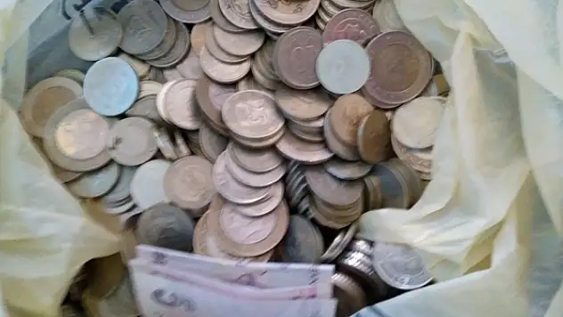 Kumbarasındaki parayı ihtiyaç sahiplerine bağışladı