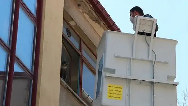 Konya'da mahsur kalan kedi kurtarıldı