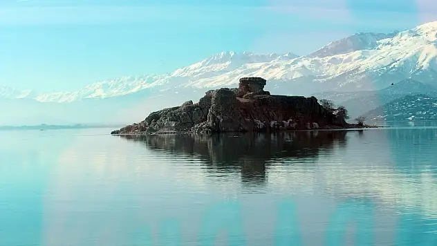 Beyşehir Gölü adalarındaki kuşlara yem bırakıldı