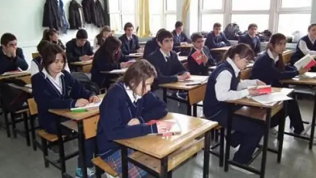 Okulda siyaset konuşan yandı!