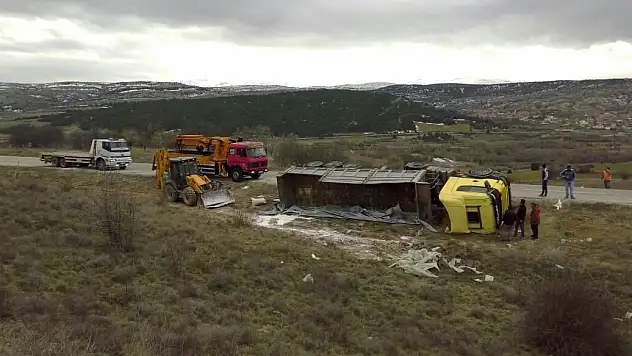 Konya-Isparta karayolunda tır devrildi: 2 kişi...