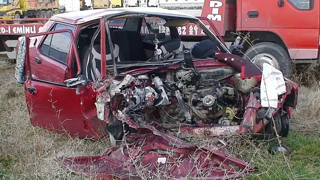 Konya'da otomobil tıra arkadan çarptı: 1 ölü, 2 yaralı