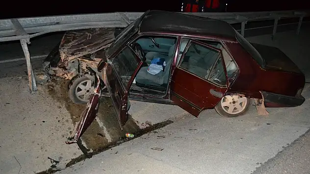 Konya'da otomobil bariyerlere çarptı: 1 yaralı
