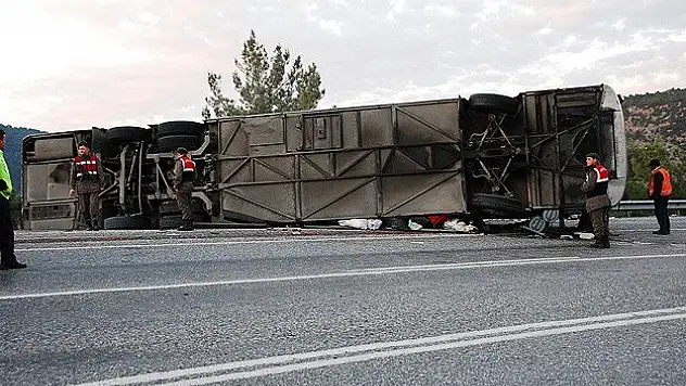 Antalya'da yolcu otobüsü devrildi