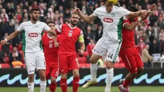 Torku Konyaspor deplasmanda güldü!