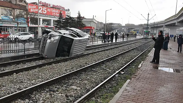 Otomobil, tramvay yoluna devrildi: 1 yaralı