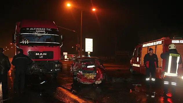 Tır, kırmızı ışıkta duran otomobile çarptı: 2 yaralı