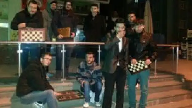 Radyocu tepki için sokakta tavla oynattı