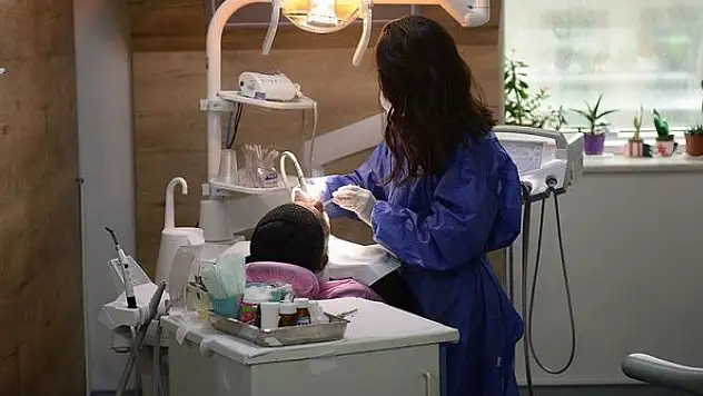 Sağlık Bakanlığı diş tedavisi sırasında alınacak tedbirleri Kovid-19'a göre güncelledi