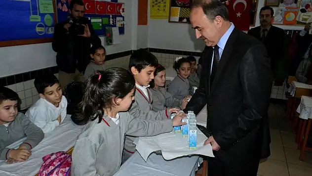 Vali Erol okul sütü dağıttı
