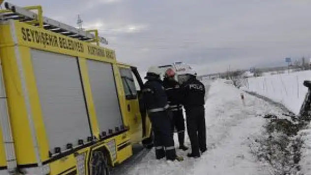 Buzlanan yol kamyoneti devirdi!