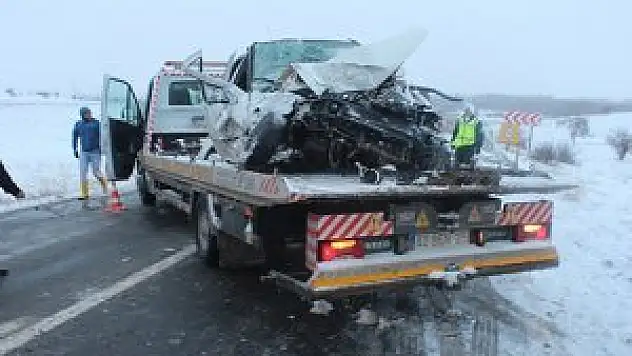 Otomobille kamyon birbirine girdi!