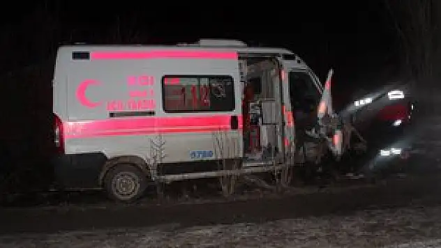 Ambulans kaza yaptı dört kişi yaralandı