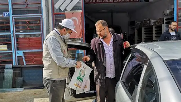 Konya'da İHH ücretsiz maske dağıttı