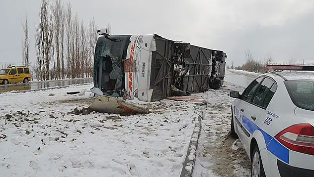 Afyonkarahisar'da otobüs devrildi: 33 yaralı