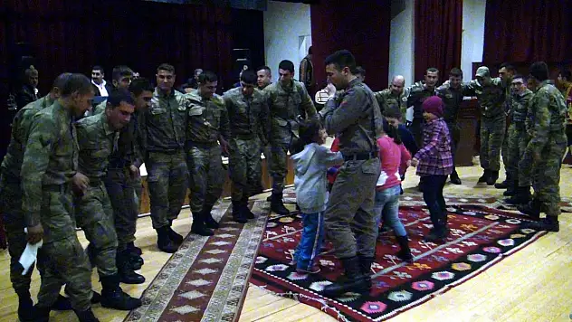 Mehmetçik kavuk sende ile coştu