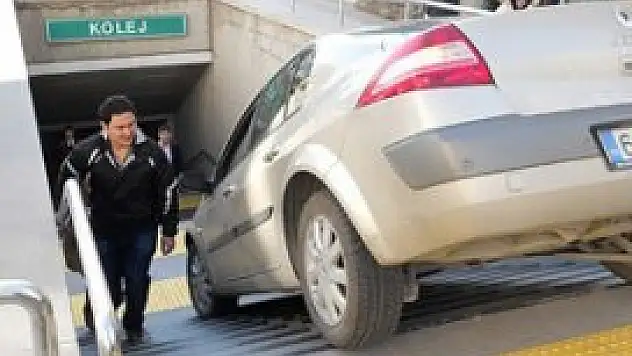 Metro girişini otopark zannetti