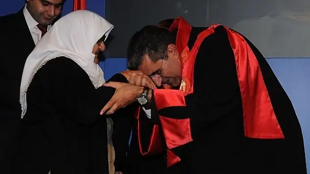 Konuk: Bu sene anneler gününde bedenler uzak gönüller daha bir yakın olacak