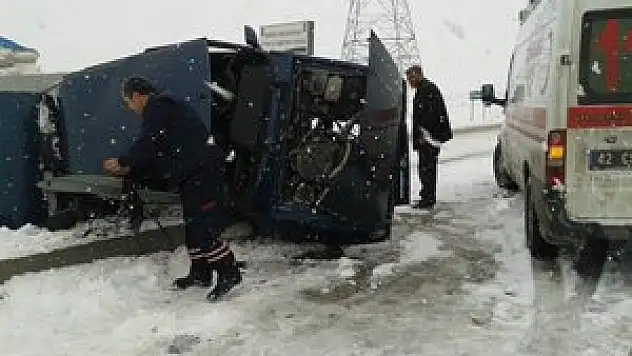 Köpeğe çarpmamak için kaza yaptı!