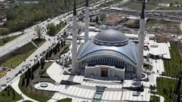 Cuma namazını camide kıldılar