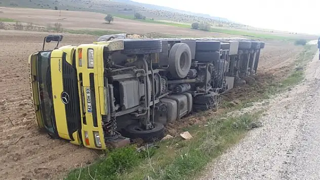 Konya'da saman balyası yüklü tır devrildi