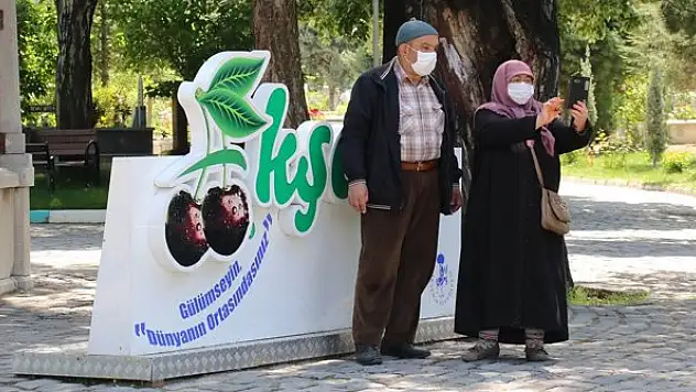 Akşehir'de 65 yaş üzeri vatandaşlar güneşli havanın tadını çıkardı