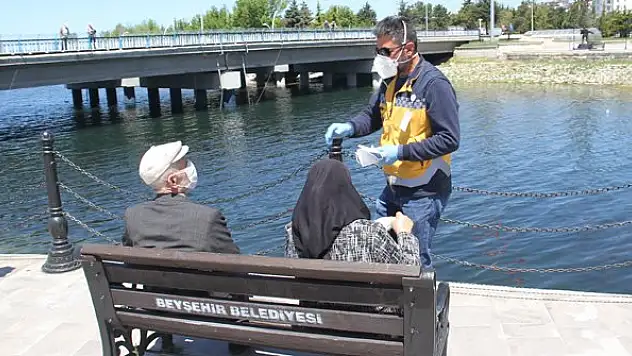 Beyşehir'de yaşlılar soluğu göl kenarında ve Aşk Adası'nda aldı
