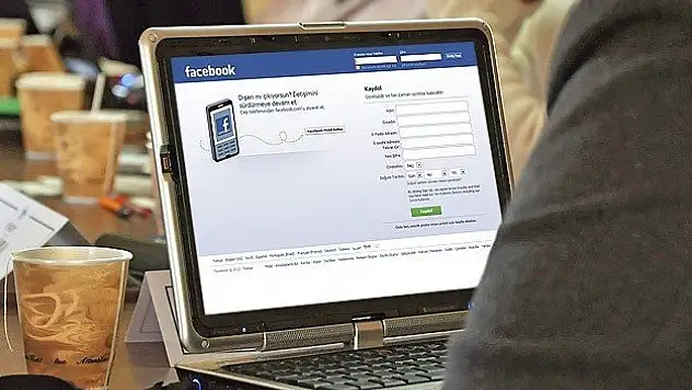 Facebook fotoğraflara 'çıkartma' özelliği ekledi