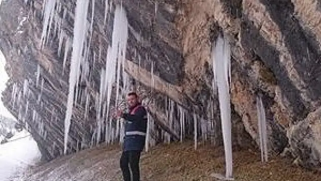 Yol kenarındaki buz sarkıtları ilgi çekiyor