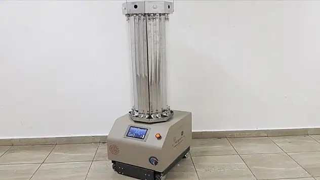 Meslek lisesinde ultraviyole ışınlarıyla dezenfeksiyon yapan robot geliştirildiler