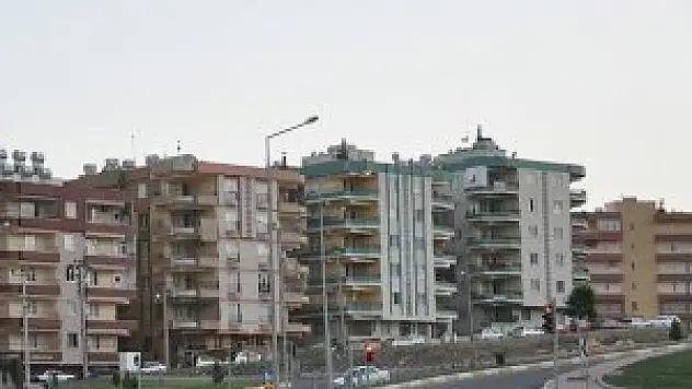 Yabancılar konuttan vazgeçmiyor